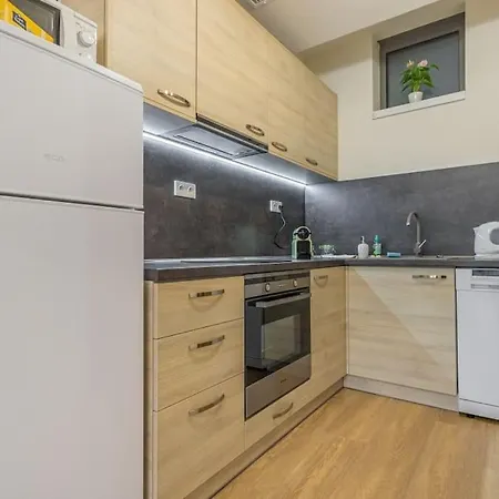 Apartment Flat With Bathtub & Balcony, Only 12min Centrum, 200mb Wifi Prag