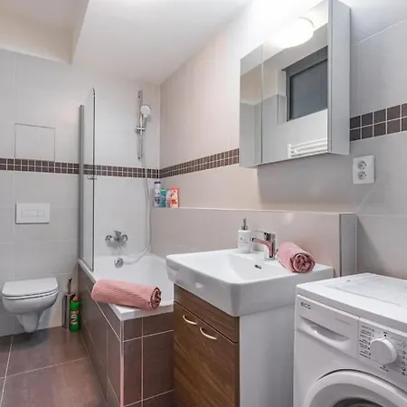 Apartment Flat With Bathtub & Balcony, Only 12min Centrum, 200mb Wifi *