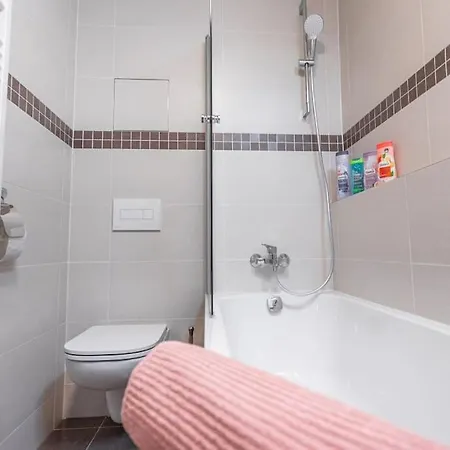 Flat With Bathtub & Balcony, Only 12min Centrum, 200mb Wifi Apartment *