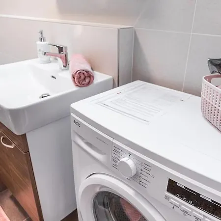 Flat With Bathtub & Balcony, Only 12min Centrum, 200mb Wifi Apartment *