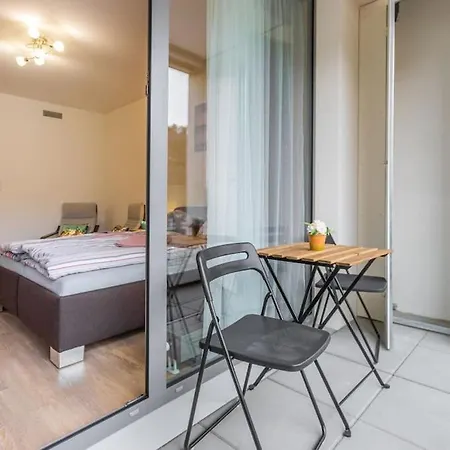 Flat With Bathtub & Balcony, Only 12min Centrum, 200mb Wifi Apartment Prag